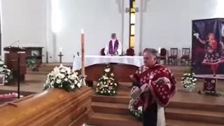 Hombre cumple su promesa y baila en funeral de su esposa | VIDEO