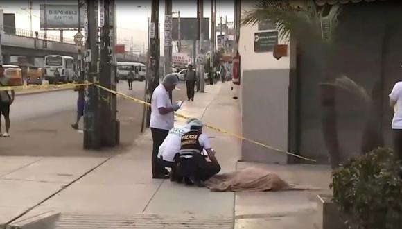 La víctima en San Juan de Miraflores es un hombre de aproximadamente 30 años. (Captura: América Noticias)