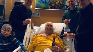 Anciano pide como último deseo tomar una cerveza con sus hijos