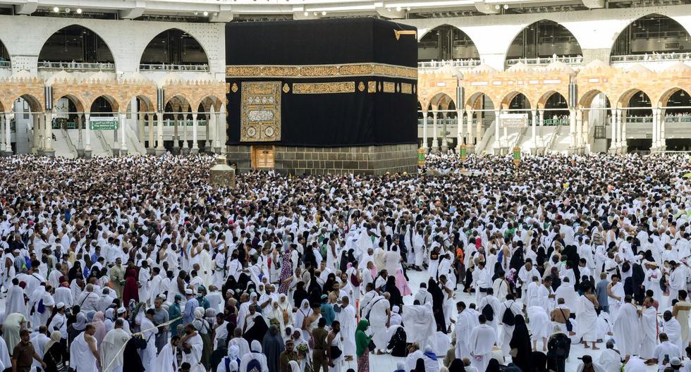 Esta foto de archivo tomada en el 2019 muestra a peregrinos musulmanes realizando el "Tawaf al-Ifada", una circunvalación obligatoria alrededor de la Kaaba, en La Meca, el santuario más sagrado del Islam. (AFP)