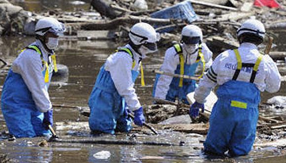 Japón rescata a sus muertos del "fango nuclear"