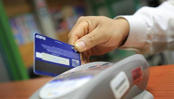 Tiendas que cobren 5% adicional por pagos con tarjeta de crédito serán multadas si omiten información 