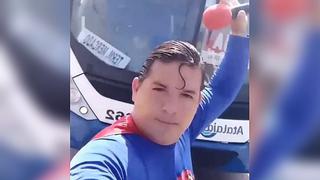 Supermán brasileño intenta detener un bus con la mano y es atropellado