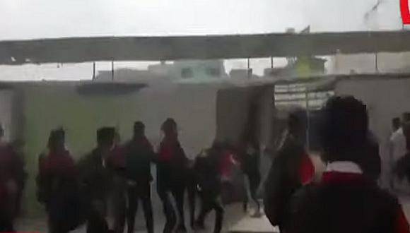 Escolares de Comas desalojan a comerciantes del patio de su colegio | VIDEO