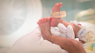 Tierna foto de un doctor con un bebé prematuro conmueve las redes 