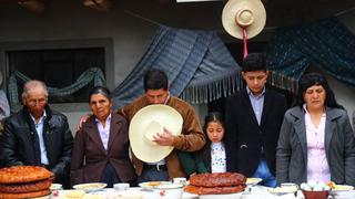 Padres de Pedro Castillo estarían delicados de salud: Presidente viaja a Cajamarca para visitarlos