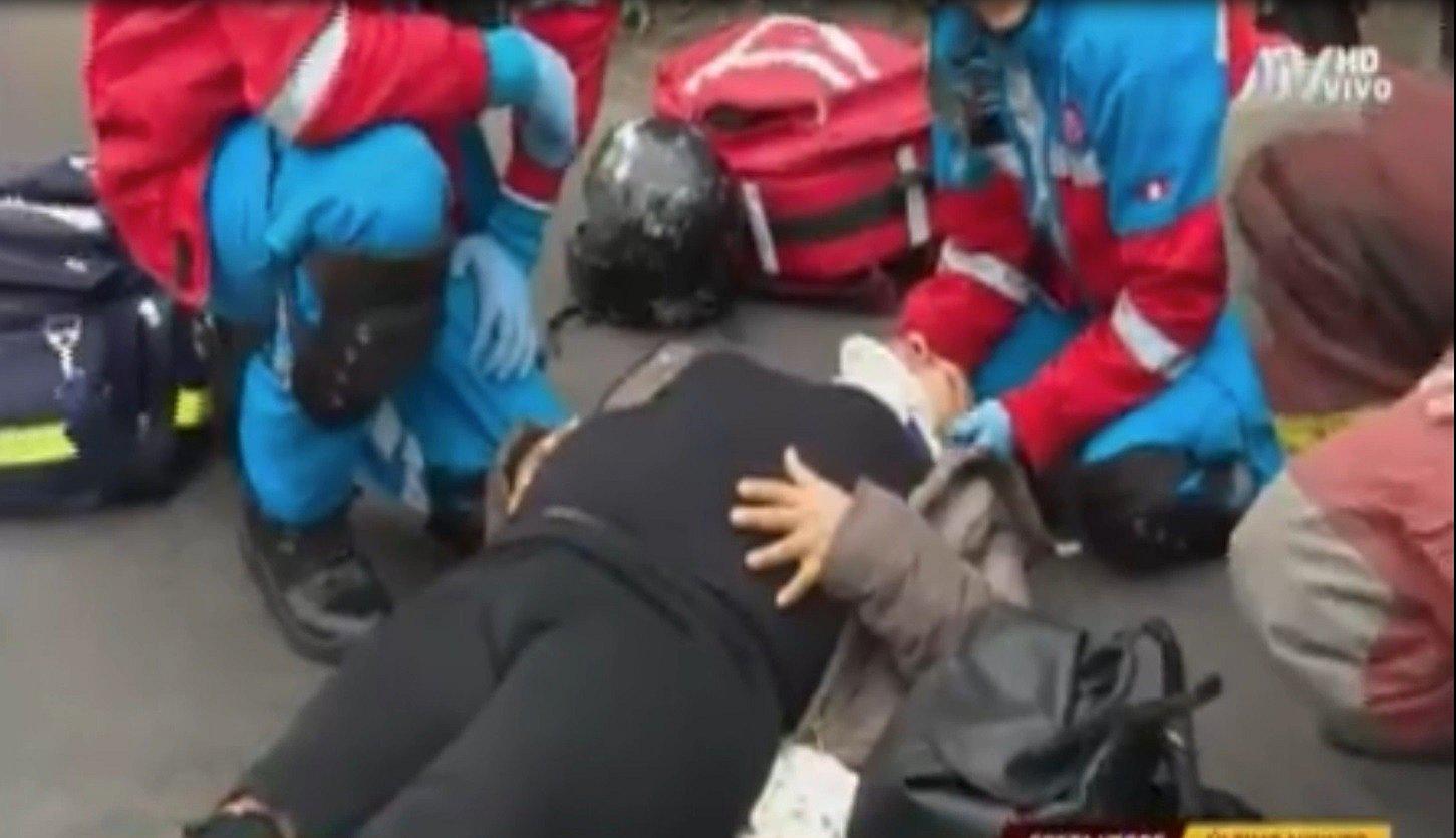 Embarazada de 7 meses que viajaba en motocicleta salió volando por falla mecánica│VIDEO