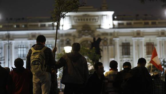 Decenas de personas protestaron en los exteriores del Congreso tras la disolución anunciada por Vizcarra. (Foto: Piko Tamashiro / GEC)