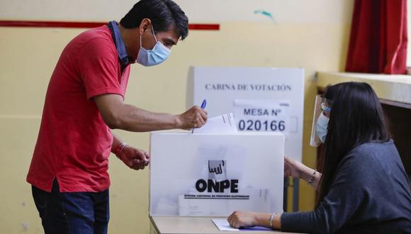 Los miembros de mesa son los encargados de instalar la mesa de sufragio y recibir los votos de los electores para luego contarlos (Foto:AFP)