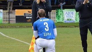 ​Futbolista pide matrimonio a juez de línea en pleno partido (VIDEO)