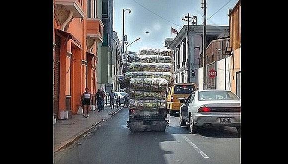 Cercado de Lima: vehículo lleva excesiva carga