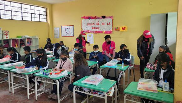 Escolares de comunidad Shipiba de Cantagallo reciben útiles para mejorar desempeño educativo .