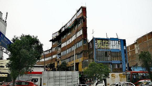 Municipalidad de Lima espera demoler peligroso edificio de 1 metro de ancho