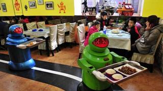 Mozos robots atienden de lo mejor al público en restaurantes