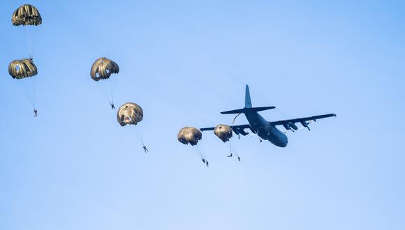 El soldado Luis Garcés, alumno del curso de paracaidismo, se encontraba en un entrenamiento de operación de salto de línea estática. (Foto: Jeroen JUMELET / ANP / AFP)