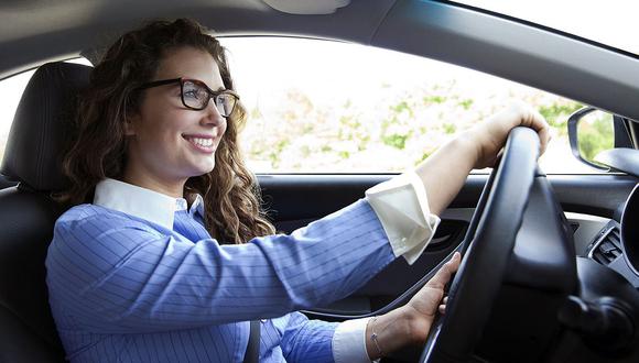 Rompen un estereotipo: Demuestran que mujeres conducen mejor que los hombres