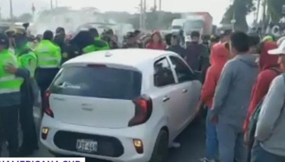 Manifestantes toman tres tramos de la Panamericana Sur lo que impide el tránsito de vehículos. (Captura: Latina)