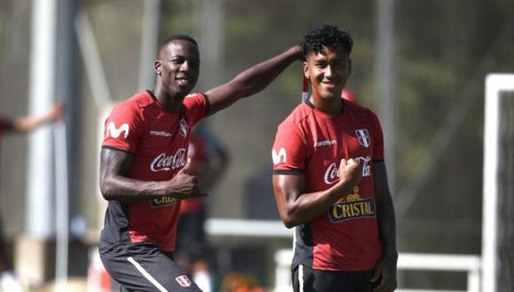 Luis Advíncula y Renato Tapia celebraron su regreso a los trabajos con la selección peruana. (Foto: FPF)