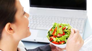 ¿Frutas y verduras? 6 tips para alimentarte bien en el trabajo