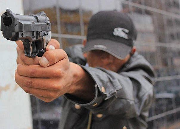 ¡Le dan su merecido! Vecino lanza un “sillazo” en la cabeza de un ladrón para evitar asalto (VIDEO)