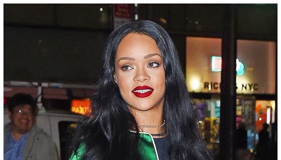 Rihanna y su pasión por los buzos (si están bordados y tienen piel, mucho mejor)