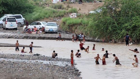 Las fuertes lluvias aumentaron el caudal del arroyo y arrastraron con fuerza a los pequeños. (Foto referencial: Saleh OBAIDI / AFP)