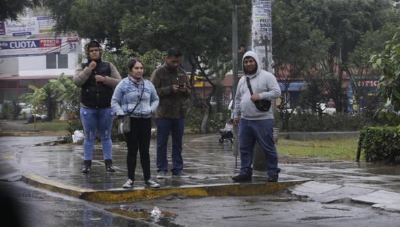 
		Lluvia de invierno inunda las calles de Lima - Frio Invierno calles mojadas
	