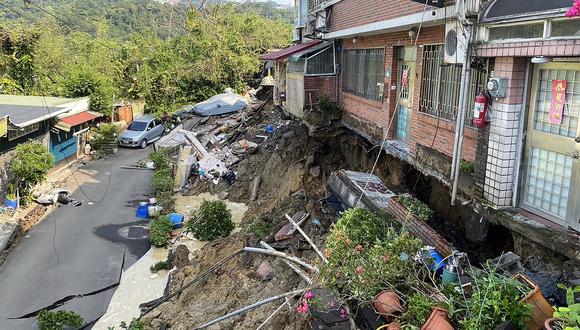 Daños a edificios en el distrito Xindian de la ciudad de Nuevo Taipei, tras un gran terremoto de magnitud 7,5 que azotó el este de Taiwán, el 3 de abril de 2024. (Foto de CNA / AFP)