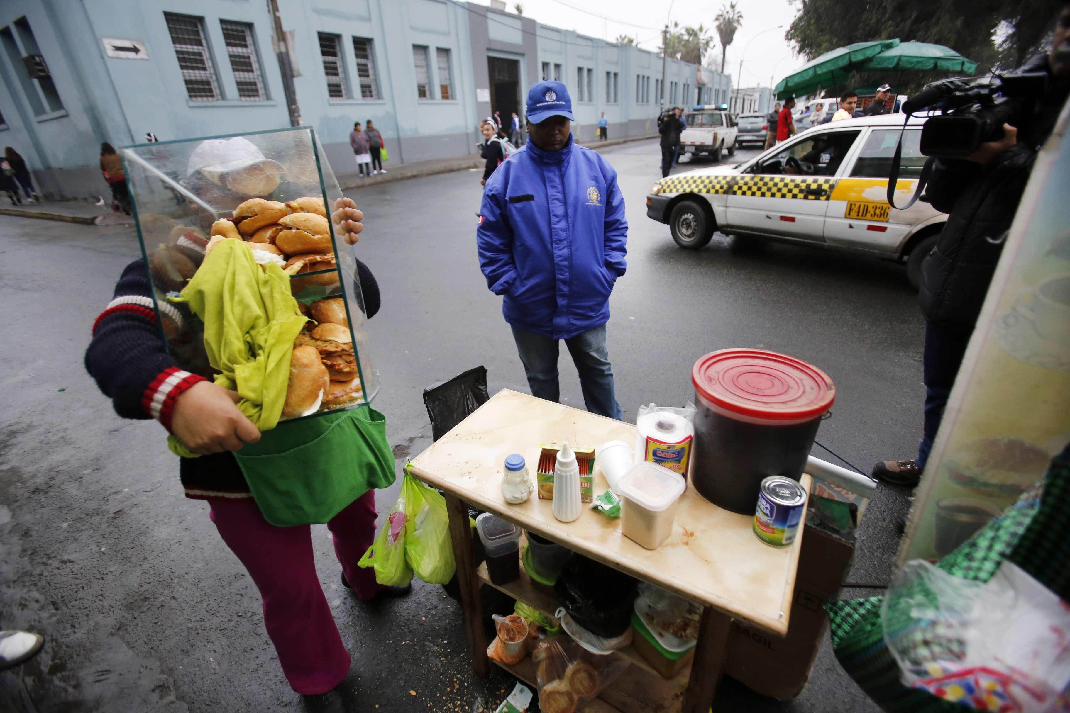 Lima anuncia operativos para retirar ambulantes cerca de hospitales