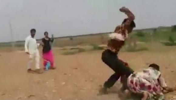 India: mamita es salvajemente golpeada al intentar impedir que se lleven ¡a su hija! (FOTOS)