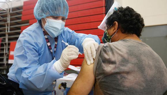 Solo las personas de 60 años a más pueden acceder a la vacuna en Lima y Callao, informó el Minsa.