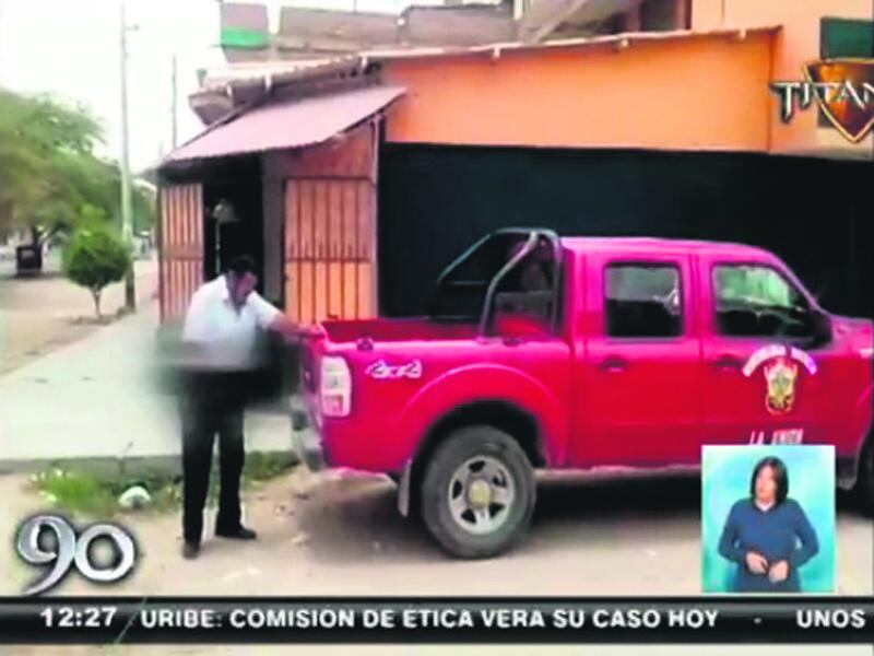 Piura: Alcalde aparentemente borracho orina en la vía pública [VIDEO]