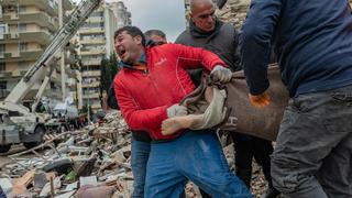 Turquía devastada por mortal terremoto: edificios se caen cada hora por fuertes réplicas | VIDEOS 