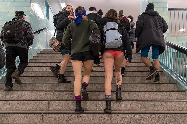 Alemania: Berlineses se calatean y quedan sin pantalones al viajar en el metro (FOTOS)