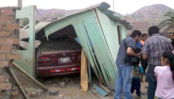 Puente Piedra: Auto se empotra 
contra vivienda y arrolla a 6