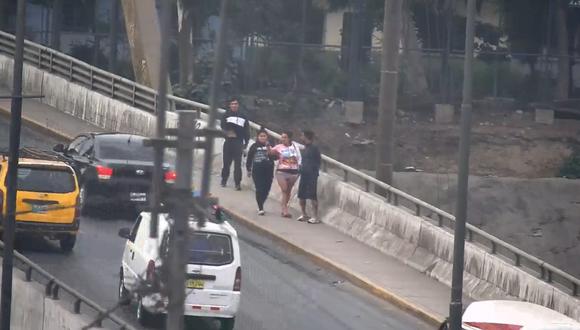 "Los Fríos del Puente Del Ejército" fueron captados por las cámaras de seguridad de la comuna de Lima.