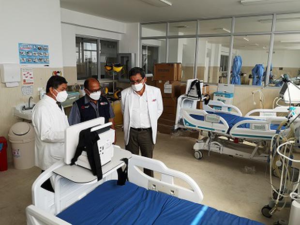 Ministro de Salud, Hernando Cevallos, oficializó entrega de 8 kits de camas UCI. Foto: INSN Breña