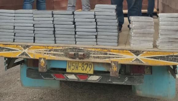 Arequipa: un total de 79 paquetes tipo ladrillo embalados con cinta de color gris fueron hallados en un compartimento secreto. (Foto: PNP)