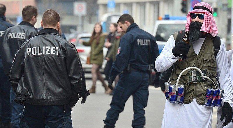 Judío bromista se disfraza de yihadista y genera pánico en París [FOTOS]
