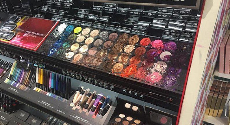 Niño destruye 1300 dólares en maquillaje y madre se escapa de la tienda 