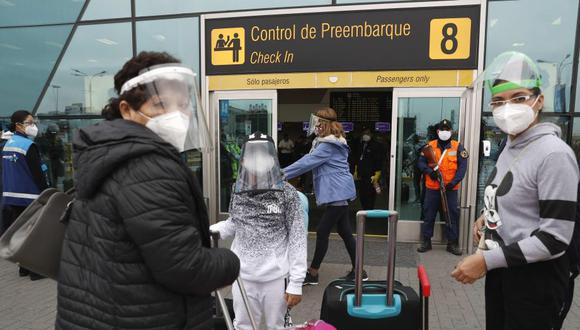 Gobierno anuncia que peruanos y ciudadanos que estuvieron en Reino Unido deberán hacer cuarentena dos semanas Foto: EFE/ Paolo Aguilar