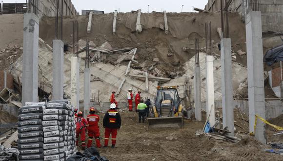 Bomberos confirman muerte de los dos obreros sepultados tras derrumbe en obra de construcción clandestina en Ventanilla. (Foto: César Bueno @photo.gec)