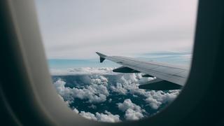 Pasajero mira por la ventana del avión y se percata de peligroso desperfecto en pleno vuelo