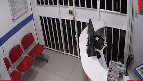 Avezado ladrón roba centro médico en La Victoria sin entrar a local (VIDEO)