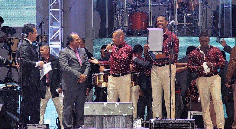 Niche entrega reconocimiento a Agua Marina por sus 40 años