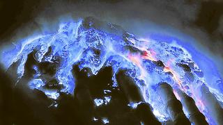 Volcán arroja “lava azul” y se convierte en atracción turística.
