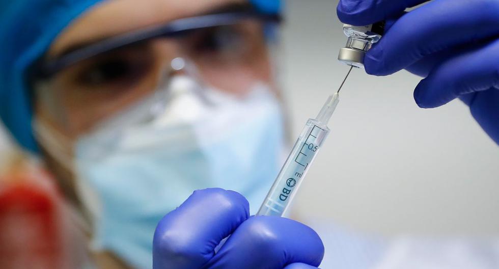 Imagen referencial. Una enfermera prepara una dosis de la vacuna Pfizer-BioNTech contra el coronavirus. (AFP).