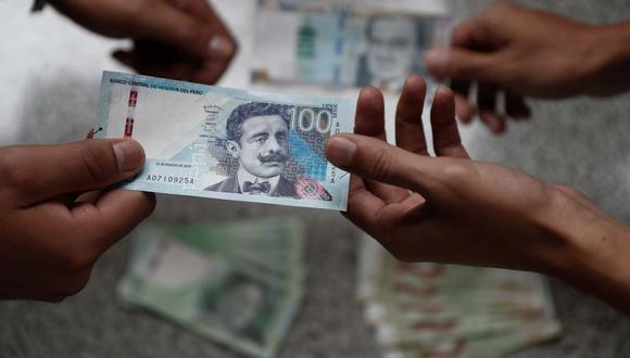 abraham de la melena vocero del banco central de reserva del peru presenta los nuevos billetes de 10 y 100 soles donde sale Pedro Paulet y Chabuca Granda. (Foto: GEC)
