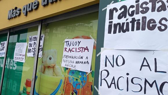 Un grupo de personas protestó en loss exteriores de la tienda Tai Loy por un presunto caso de discriminación contra una mujer afroperuana. (Foto: Luis Ernesto Mercado/@LuisMercadoH)