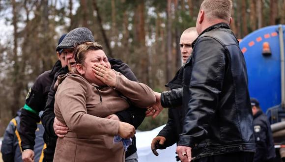 Ha visto a su hijo, lo reconoce. Liudmila Zakabluk llora como tanas madres que en Ucrania han perdido a sus hijos víctimas de los invasores rusos.